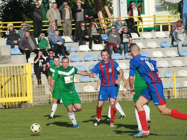 Gryf (czerwono &#8211;niebieskie stroje) zamiast 10 punktów ma ich na koncie tylko 9.