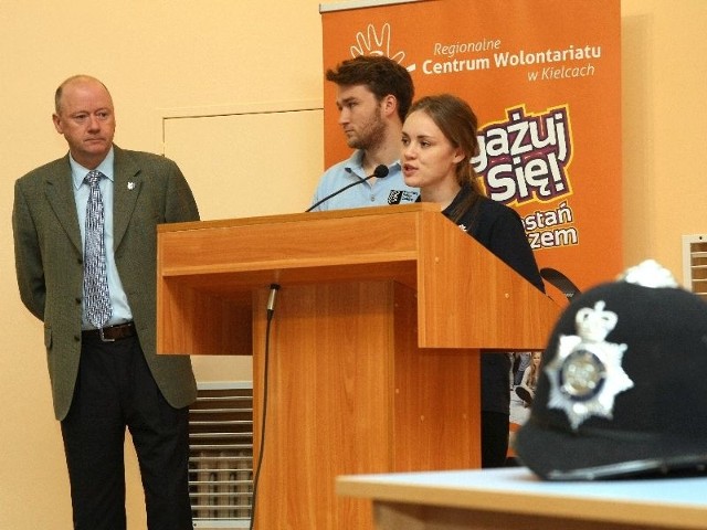 Edward Sherry, koordynator krajowy Volunteer Police Cadets w Wielkiej Brytanii z wolontariuszami Georginą i Connorem opowiadali, jak wolontariusze przydają się lokalnej społeczności.