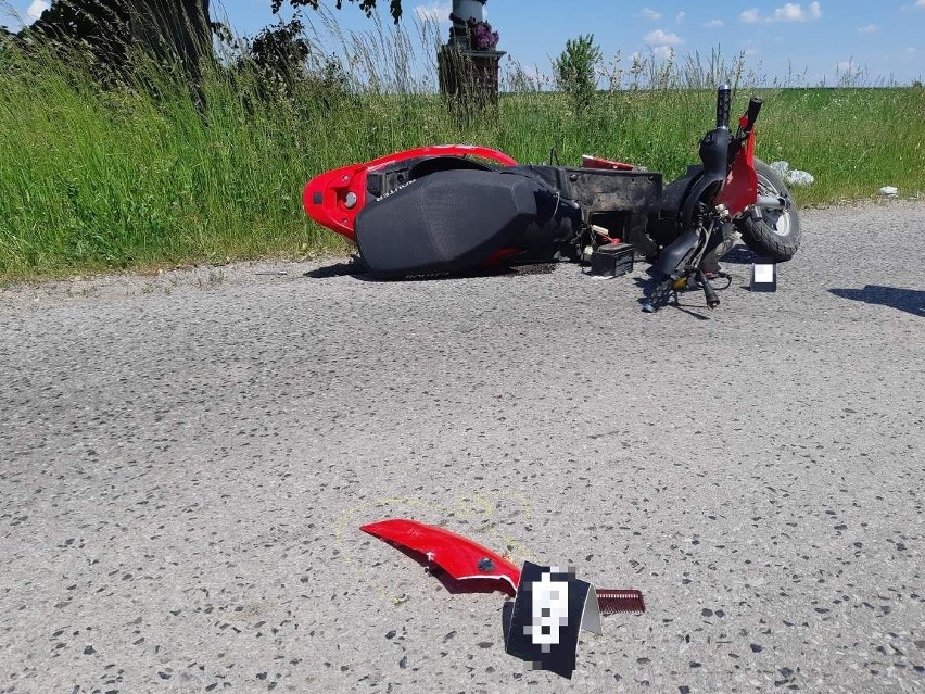 Wypadek w gminie Iwaniska. Motorowerzysta ucierpiał w zderzeniu z autem. Trafił do szpitala