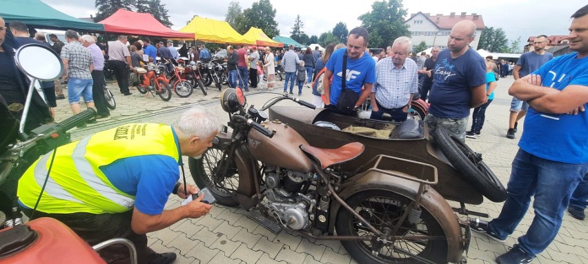 VI Zjazd Starych Motocykli PRL w Grębowie: Organizatorzy wyróżnili uczestników i pojazdy. Puchar wójta dla Junaka. Zobacz nowe zdjęcia