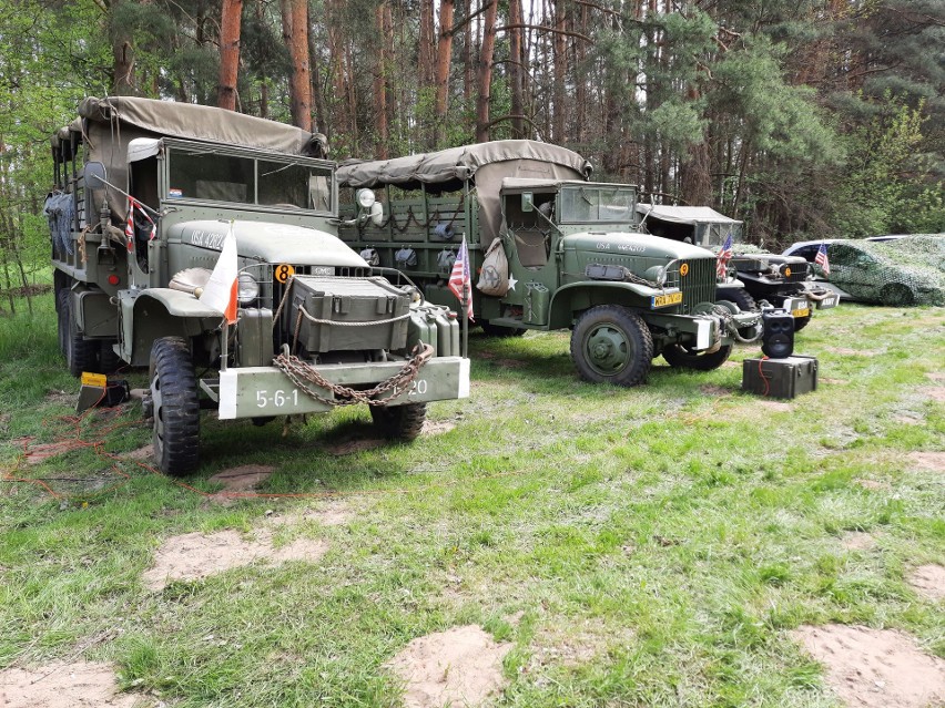Militarne pojazdy z różnych epok na Pikniku Patriotycznym Militarna Majówka w Tomczycach nad Pilicą. Zobacz zdjęcia 