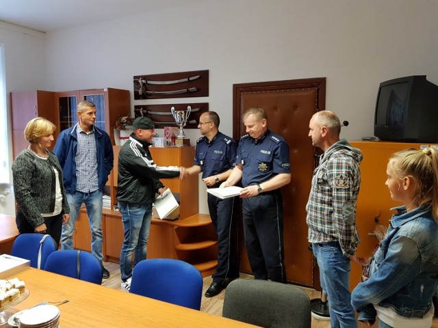Piotr Jankowski, Tomasz Kowal i Gabriel Kowal odebrali gratulacje od szefów policji w Sławnie i zastępcy wójta gm. Postomino