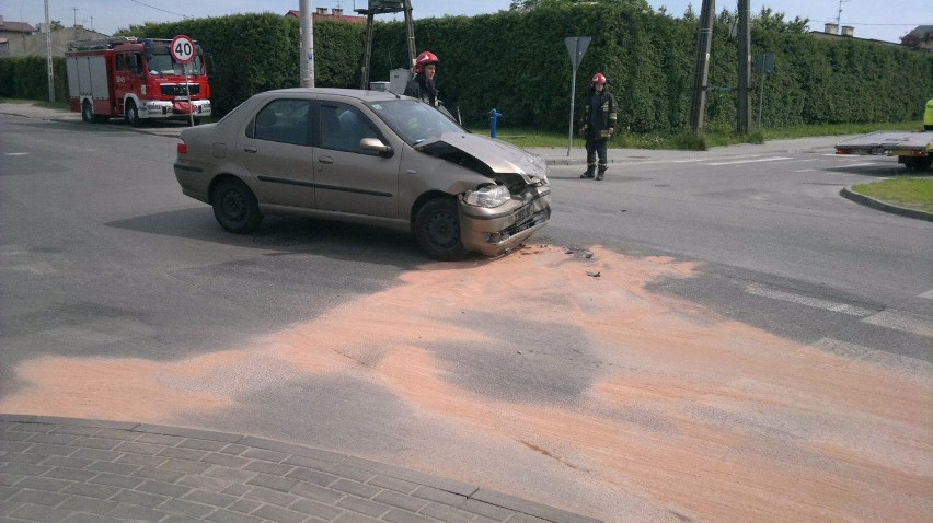 Wypadek na ul. Paradnej. Dwie osoby ranne [ZDJĘCIA]