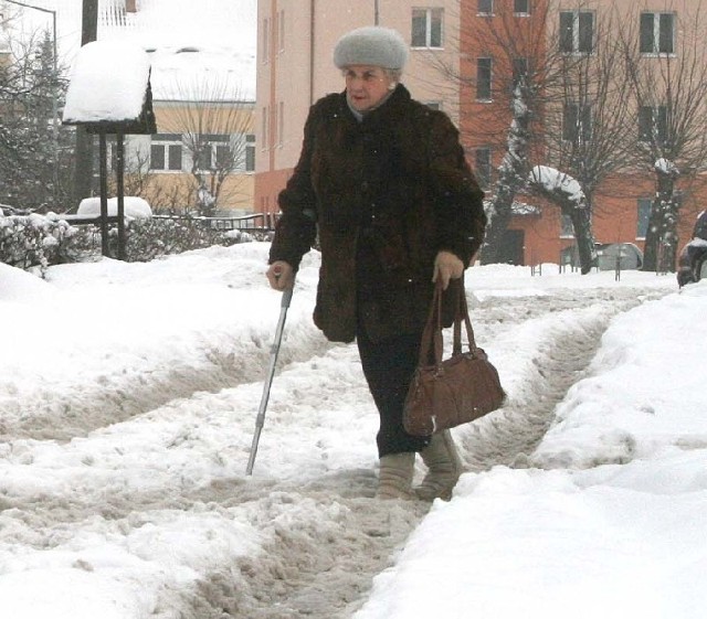 - To jest skandal, że chodnik nie jest odśnieżony &#8211; mówi Leokadia Majewska.