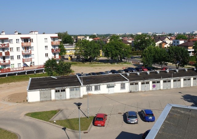 Za dwa, trzy tygodnie intersanci, którzy przyjadą do białostockiego starostwa samochodami będa mogli korzystać z 50 nowych miejsc parkingowych