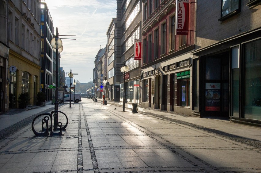 Ulice Wrocławia są opustoszałe, a to najlepszy dowód na to,...