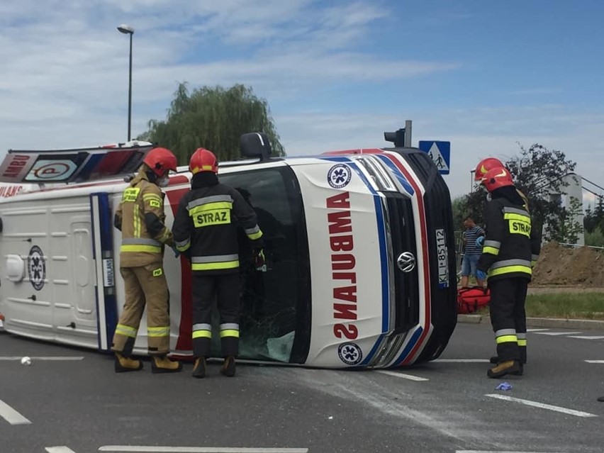 Wypadek na rondzie Solidarności w Nowym Sączu. Karetka zderzyła się z osobówką, są  ranni  [ZDJĘCIA]