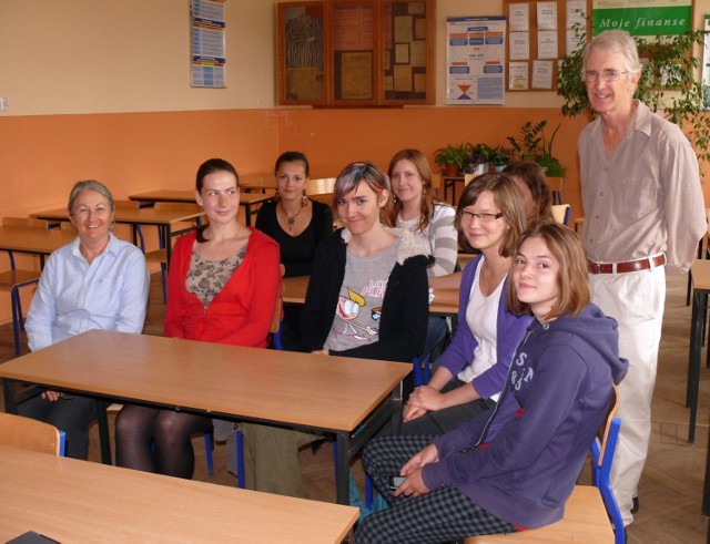 Stephen i Robyn Davis z uczniami liceum na pierwszych zajęciach.