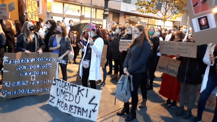 Strajk kobiet w Łodzi! Tysiące osób wzięły udział w przemarszu ulicami miasta. Protest 28 października