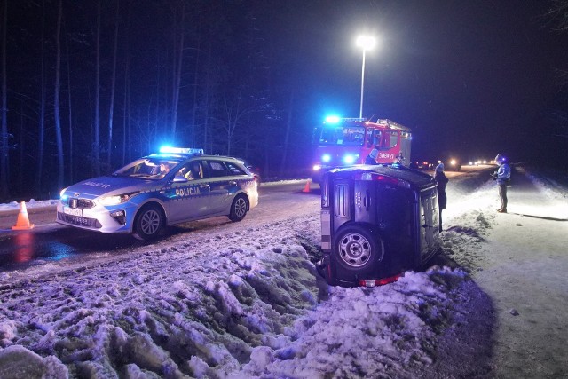 Wypadek na trasie Radojewo-Biedrusko. Zderzyły się cztery samochody. Kolejne zdjęcie-->