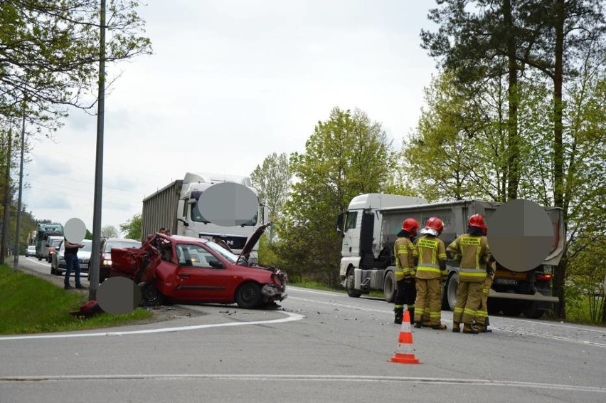 Zderzenie 3 aut na krajowej 6 koło Lęborka. 19-latka trafiła do szpitala