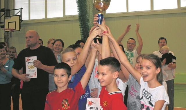 W Szkole Podstawowej  im. Karola Wojtyły w Bobrownikach odbył się sportowy turniej mikołajkowy pod hasłem "Walka gigantów".