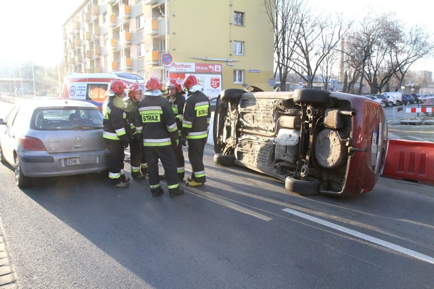 Samochód na boku na ul. Grabiszyńskiej. Tworzą się duże korki