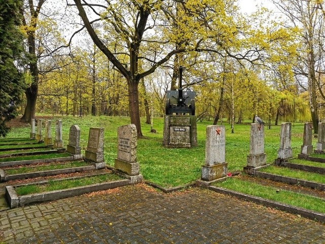 Prezydent Kalisza Krystian Kinastowski poinformował, że zwrócił się do IPN-u o opinię w sprawie możliwości usunięcia z cmentarza czerwonych gwiazd z sierpem i młotem.
