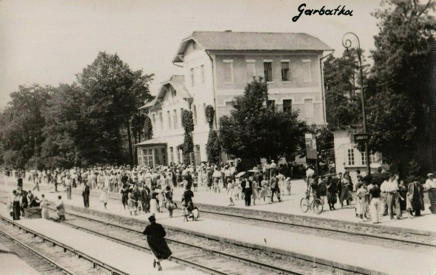Dworzec i okolice stacji kolejowej w Garbatce Letnisko na starych fotografiach. Poznajecie te miejsca? Zobaczcie zdjęcia