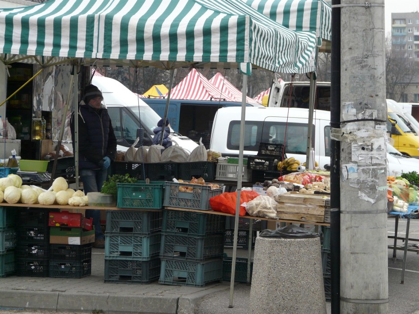 Pabianice Koronawirus. Na targowiskach w Pabianicach można handlować tekstyliami i roślinami