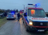 Śmiertelny wypadek na drodze w Radoszewicach koło Pajęczna. Kierowca wypadł z auta w trakcie dachowania! Informacje 5.01.2023