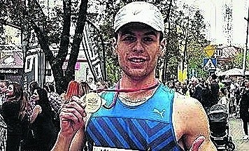 Damian Noga z medalem za zwycięstwo w Biegu Króla.