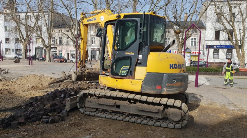 Plac Żeromskiego w Strzelcach Opolskich w trakcie remontu.