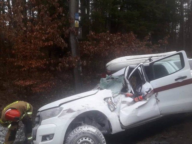 Dzisiaj (29.03.2021) w Węgorzynku (gm. Miastko) na drodze krajowej nr 21 doszło do kolizji. Kierowca samochodu marki Ford Ranger, na łuku drogi stracił panowanie nad pojazdem i wjechał do rowu. Nic poważnego mu się nie stało, podobnie jak i pasażerowi. Kierowca został ukarany mandatem. 