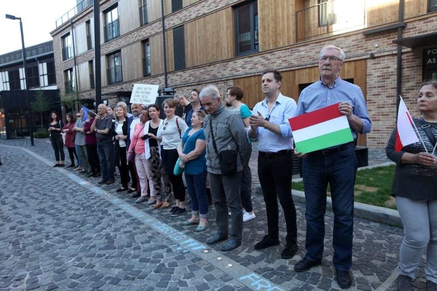 Solidarnościowy protest przed konsulatem węgierskim w Krakowie