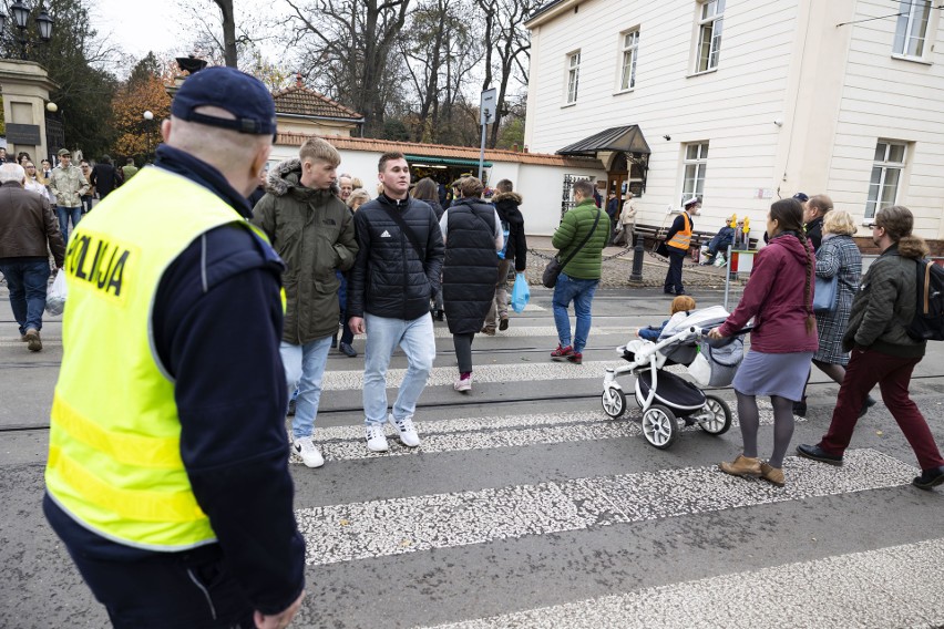 Kwesty i duży ruch po południu na krakowskich cmentarzach