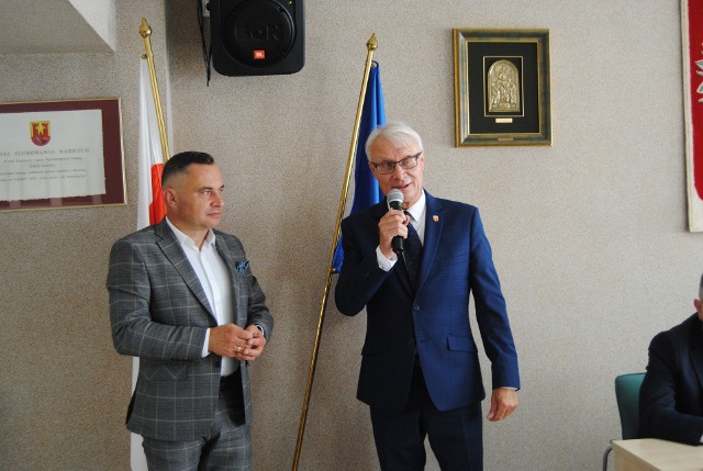 Przewodniczący włoszczowskiej Rady Miejskiej Grzegorz Dudkiewicz gratuluje burmistrzowi Włoszczowy Grzegorzowi Dziubkowi uzyskania absolutorium. Więcej na następnych zdjęciach >>>