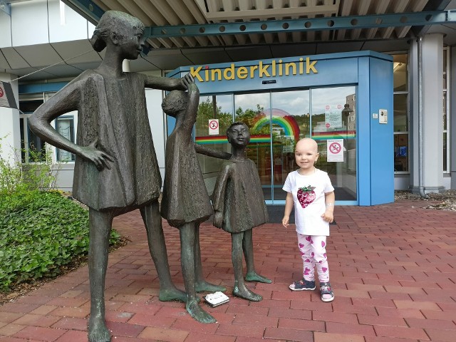 Trzyletnia Natalia Kryger z Nowej Wsi Lęborskiej, która walczy z nowotworem złośliwym - glejakiem nerwu wzrokowego oka - przeszła 14 maja operację w Niemczech.