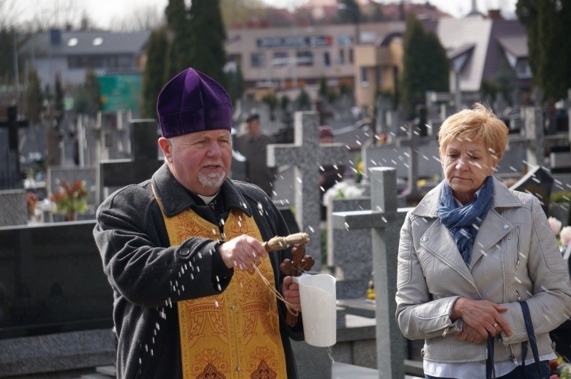 Parafia Wszystkich Świętych. Prawosławni odwiedzają groby bliskich w trzeci dzień Wielkanocy (zdjęcia, wideo)