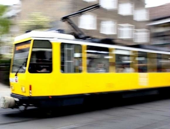 Za tramwajem linii nr 12 zatrzymała się 11 i 9.