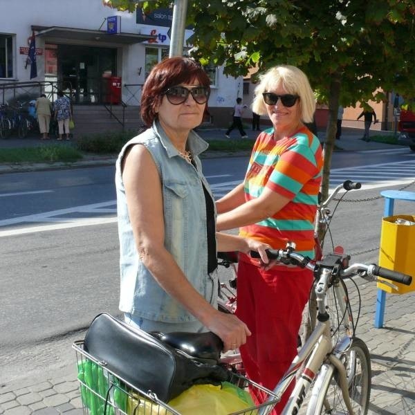 Kalina Zięba i Aleksandra Ślęzak (z tyłu) uważają, że władze powinny zainteresować się budową ścieżek rowerowych poza miastem.