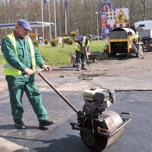 Ekipa remontowa już rozpoczęła kładzenie nowego asfaltu na zrujnowanych wjazdach do stacji Statoil w Mścicach.