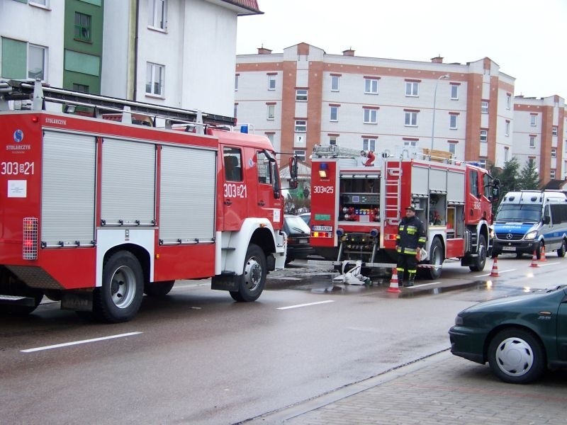 Pietkiewicza: Pożar klatki schodowej w bloku (zdjęcia, wideo)