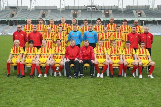 Drużyna Korony Kielce na wiosnę grać będzie w nowych koszulkach w żółto-czerwone pasy.