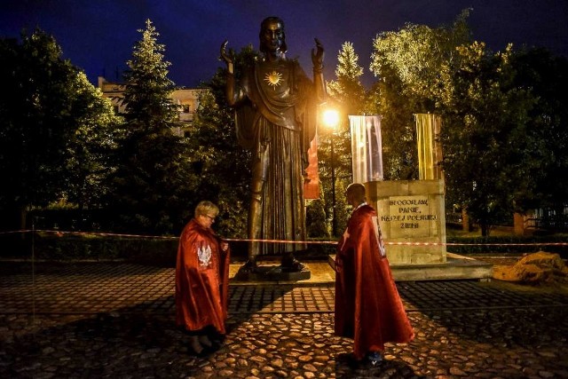 W nocy przy pomniku czuwali zwolennicy odbudowy pomnika Wdzięczności