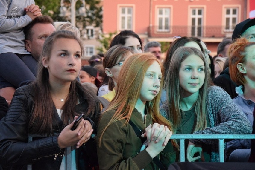 Częstochowa: Natalia Nykiel wystąpiła na dachu autobusu Red...