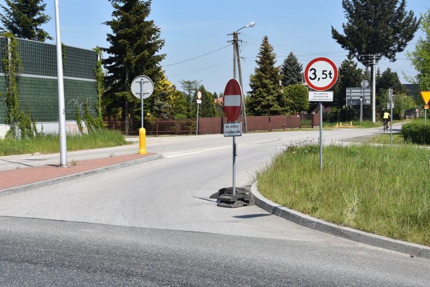 Najdziwniejszy zjazd z autostrady w Polsce to wąska uliczka w Ostrowie. Tylko przypadek dał mieszkańcom chwilową ulgę