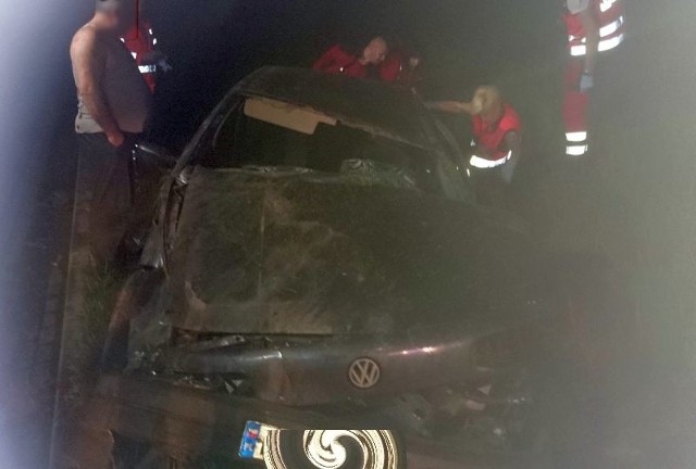 We wtorek w nocy na obwodnicy Wasilkowa doszło do wypadku. Volkswagen passat wypadł z drogi i przekoziołkował.