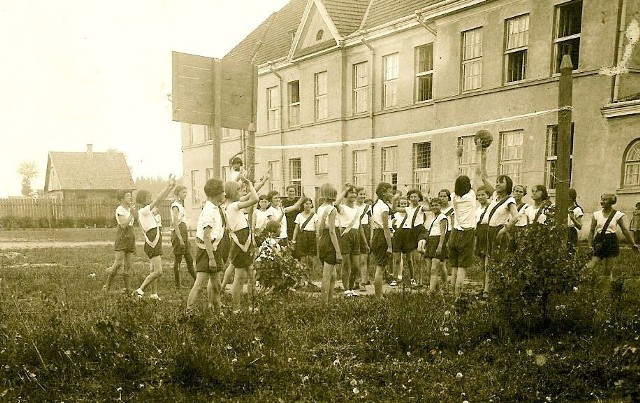 Szkoła Podstawowa nr 3 w Białymstoku. Tak wyglądała szkoła na przełomie lat 20 i 30.