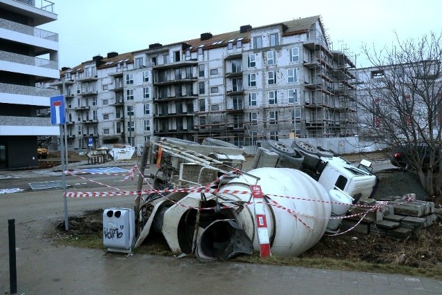 Policjanci odnaleźli kierowcę i firmę do której należy betoniarka przewrócona na skrzyżowaniu ulic Asfaltowej i Buforowej we Wrocławiu.