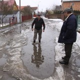 Powódź na Korycińskiej. Woda z ulicy zalewa piwnice mieszkańców.