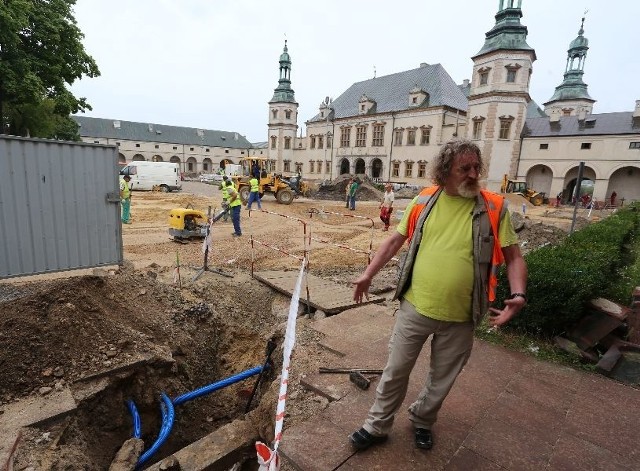 - Wszystko wskazuje na to, że jest to narożnik dworu biskupa Tomickiego, pierwszy materialny dowód jego istnienia &#8211; mówi prowadzący badania archeologiczne Waldemar Gliński.