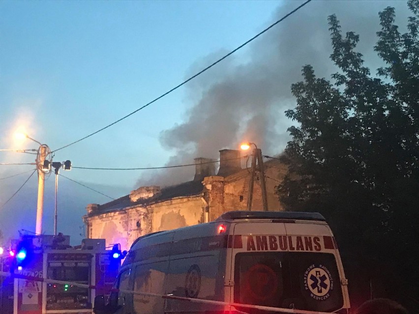 Pożar domu przy Dzierżawnej w Lublinie. Ogień pojawił się na dachu. Zobacz zdjęcia