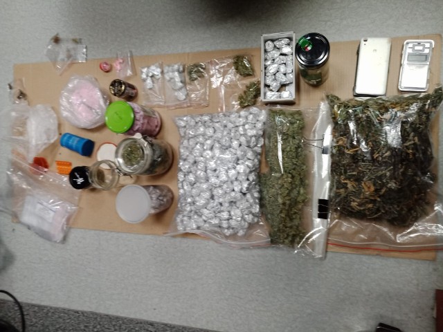 Policja znalazła ponad 2,5 kg narkotyków w mieszkaniu 30-letniego gnieźnianina.