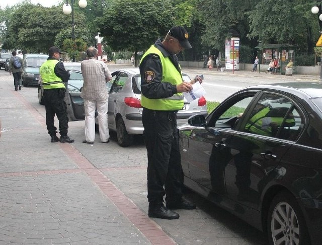 Właściciele aut parkujących na chodniku zostali ukarani mandatami.