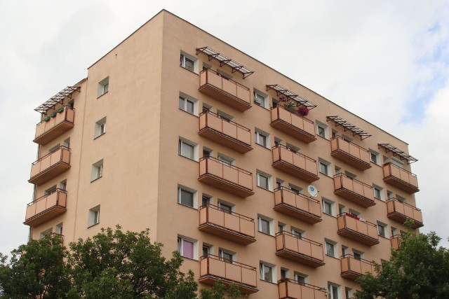 Bloki z wielkiej płyty z dopłatamiBloki z wielkiej płyty są bardzo popularne wśród osób szukających mieszkania na sprzedaż – m.in. z powodu przystępnych cen i dobrej infrastruktury w okolicy.