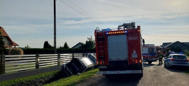 Do zdarzenia doszło przed godziną 7 rano na ulicy Jesionowej w Konopnicy. 35-letni kierowca opla nie ustąpił pierwszeństwa kierującej renault mieszkance powiatu pajęczańskiego i doprowadził do zderzenia pojazdów.