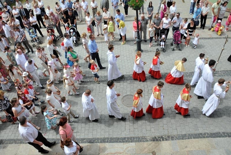 Trasa procesji eucharystycznej wiodła tradycyjnie przez ul....