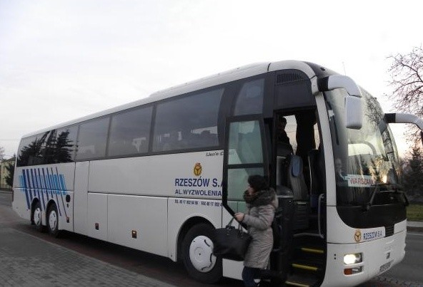 Większość autobusów dalekobieżnych przez Gorzyce nie zajeżdża na osiedle, dzięki czemu pasażerowie muszą pokonywać kilkaset metrów pieszo.