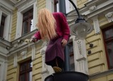 Kobieta z łyżką makaronu... na latarni przy ul. Piotrkowskiej [zdjęcia]